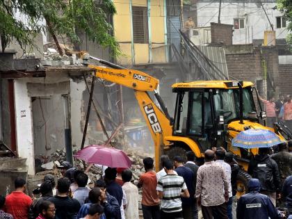 In Chhatrapati Sambhajinagar Heavy rains wreak havoc from railway station to Mahavir Chowk; 119 properties looted | भर पावसात रेल्वेस्टेशन ते महावीर चौकापर्यंत पाडापाडी; ११९ मालमत्तांवर हातोडा In Chhatrapati Sambhajinagar Heavy rains wreak havoc from railway station to Mahavir Chowk; 119 properties looted | भर पावसात रेल्वेस्टेशन ते महावीर चौकापर्यंत पाडापाडी; ११९ मालमत्तांवर हातोडा