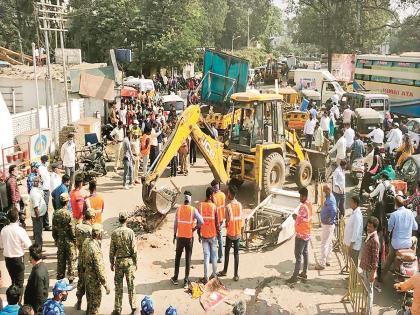 Aurangabad Municipal Corporation removes petrol pump in front of railway station | वाहतुक कोंडी फुटणार, रेल्वेस्टेशनसमोरील पेट्रोलपंप अखेर महापालिकेने हटविला