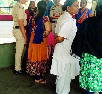 When they rush to help distressed woman in rail | रेल्वेत प्रसुती वेदनेने विव्हळत महिलेच्या मदतीला त्या धावून जातात तेव्हा