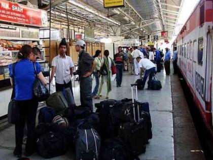 use this trick to avoid theft of your luggage during railway travel | Travel Tips: रेल्वेतून प्रवास करताना सामान जाणार नाही चोरीला जर वापराल 'ही' ट्रिक