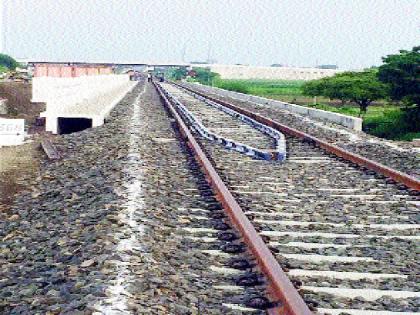 Most victims are in crossing the rail tracks | रेल्वे रूळ ओलांडताना जातात सर्वाधिक बळी