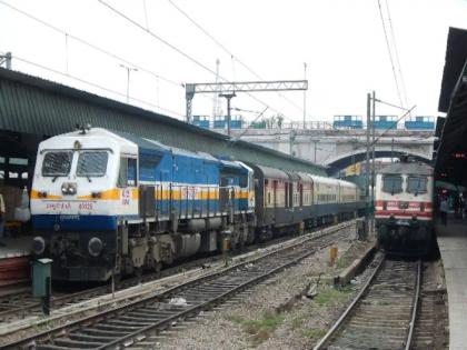 रेल्वेनं गावी जाताय? रात्रीच्या प्रवासात ‘या’ ४ चूका करू नका अन्यथा महागात पडेल