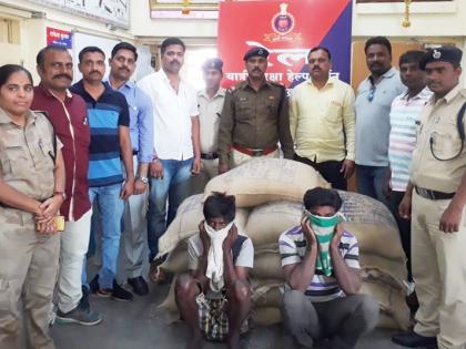 Solapur railway security force caught both of them stealing rice bags | सोलापूर रेल्वे सुरक्षा बलाच्या जवानांनी तांदळाची पोती चोरणाºया दोघांना पकडले 