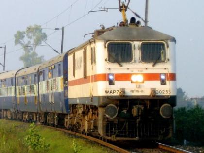 Trader dies after falling from running train on Pune-Mumbai railway pune latest news | पुणे - मुंबई लोहमार्गावर धावत्या रेल्वेतून पडून व्यापाऱ्याचा मृत्यू