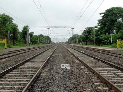 सुरत-भुसावळ मार्गावर धावत्या रेल्वेतून पडल्याने मातेसह दीडवर्षीय बालकाचा मृत्यू