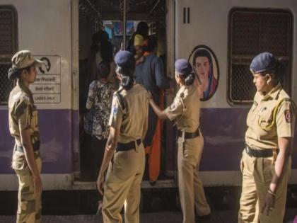 RPF cracks down on intruders; Heavy-duty passengers in disabled compartment, beggars, transgenders also targeted | ‘आरपीएफ’चा घुसखोरांना दणका; दिव्यांग डब्यातील धडधाकट प्रवासी, भिकारी, किन्नरांवरही टाच RPF cracks down on intruders; Heavy-duty passengers in disabled compartment, beggars, transgenders also targeted | ‘आरपीएफ’चा घुसखोरांना दणका; दिव्यांग डब्यातील धडधाकट प्रवासी, भिकारी, किन्नरांवरही टाच