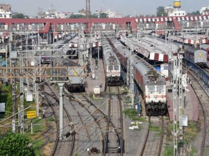 about 300 crore earned by selling engines by railway department in mumbai | जुनं ते सोनं ! इंजिन्स, रुळ विकून कमावले ३०० कोटी