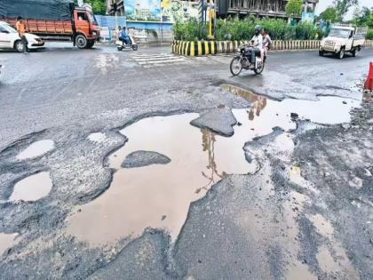 Fill potholes in Pune in 24 hours; Additional Commissioner's notice to four Junior Engineers | पुण्यातील खड्डे २४ तासात बुजवा; चार कनिष्ठ अभियंत्यांना अतिरिक्त आयुक्तांची नोटीस