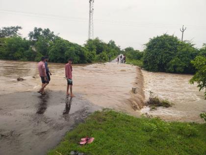 Widespread rain in Jalkot taluka; 47 mm in a single day. four villages lost contact | जळकोट तालुक्यात सर्वदूर पाऊस; एकाच दिवशी ४७ मि.मी. नोंद, चार गावांचा संपर्क तुटला