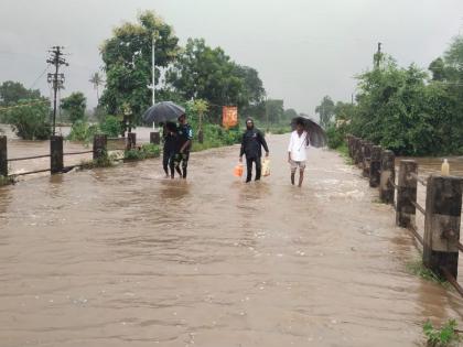 Heavy rains in Hingoli! Siddheshwar-Isapur dam gates opened, traffic disrupted, holiday declared for schools! | हिंगोलीत पावसाचा हाहाकार! धरणांचे दरवाजे उघडले, शेतजमिनी-घरे पाण्याखाली, शाळांना सुटी! Heavy rains in Hingoli! Siddheshwar-Isapur dam gates opened, traffic disrupted, holiday declared for schools! | हिंगोलीत पावसाचा हाहाकार! धरणांचे दरवाजे उघडले, शेतजमिनी-घरे पाण्याखाली, शाळांना सुटी!