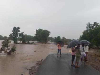 Latur district again lashed by heavy rains; Heavy rainfall in Udgir, Renapur, Shirur, Anantpal, Jalkot | लातूर जिल्ह्यास मुसळधार पावसाने पुन्हा झोडपले; पाच तालुक्यांत अतिवृष्टी, अनेक रस्ते पाण्याखाली Latur district again lashed by heavy rains; Heavy rainfall in Udgir, Renapur, Shirur, Anantpal, Jalkot | लातूर जिल्ह्यास मुसळधार पावसाने पुन्हा झोडपले; पाच तालुक्यांत अतिवृष्टी, अनेक रस्ते पाण्याखाली