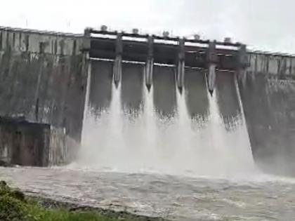 At midnight it rained; Discharge from Bhandardara Nilawanda dam begins  | मध्यरात्री पावसाने झोडपले; भंडारदरा निळवंडेतून विसर्ग सुरू 