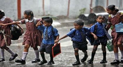 After Two months of season no rainkot to school student in pimpri | पावसाचे दोन महिने संपले अद्याप रेनकोट नाही : महापालिका प्रशासनाची उदासिनता