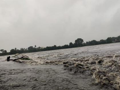 The Bhima and Mula-Mutha rivers began to overflow due to the release of water from Khadakvasla | खडकवासल्यातून पाणी सोडल्याने भीमा व मुळा-मुठा नद्या दुथडी भरुन वाहू लागली