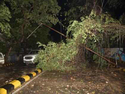 Unseasonal rain and hail; Trees, power lines fell; Darkness in many areas | अवकाळी पाऊस व गारपिटीचा तडाखा; झाडे, विद्युत पाेल पडले; अनेक भागात अंधार