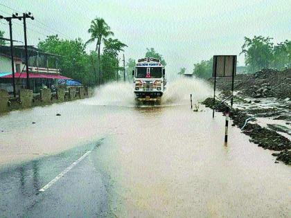 Due to lack of drainage, irrigation water on the highway, four-fold due to the four-way drainage cleanliness | निचरा होत नसल्याने महामार्गावर पाणीच पाणी, चौपदरीकरणामुळे गटारांच्या सफाईकडे दुर्लक्ष