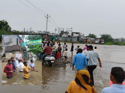 Rain: Heavy rain overnight in Dhule, water accumulated in many areas, school holidays | Rain: धुळ्यात रात्रभर मुसळधार पाऊस अनेक भागात साचले पाणी,शाळांना सुटी