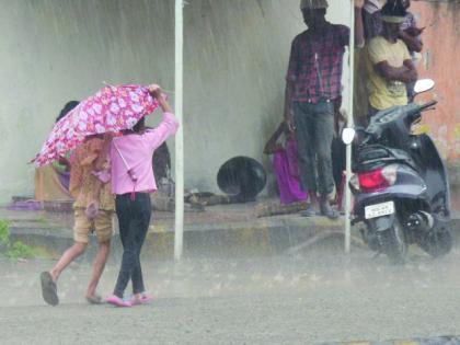 Rainfall disrupts Diwali shopping in Nagpur | नागपुरात दिवाळीच्या खरेदीत पावसाचे विघ्न