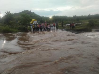 the havoc of the return rains; 6 villages were cut off due to water flowing over the bridge | परतीच्या पावसाचा कहर; पुलावरून पाणी वाहत असल्याने ६ गावांचा संपर्क तुटला