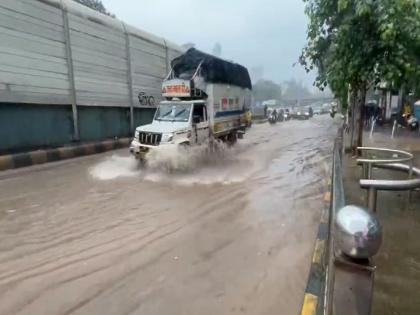 Mumbai Rain Update: Due to heavy rain, water has accumulated on the roads of Mumbai, traffic has slowed down | Mumbai Rain Update: मुसळधार पावसामुळं मुंबईच्या रस्त्यांवर साचलं पाणी, वाहतूक मंदावली