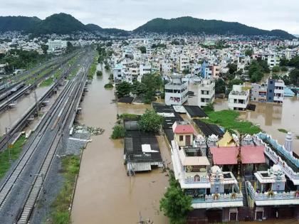 31 killed in Telangana, Andhra Pradesh as rains continue to wreak havoc, 432 trains cancelled | आंध्र-तेलंगणात पावसामुळे आतापर्यंत ३१ जणांचा मृत्यू, ४३२ रेल्वे गाड्या रद्द; जनजीवन विस्कळीत