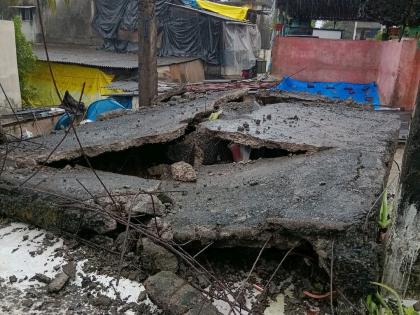 Kalyan Rain news: A slab of Chawl collapsed in Kalyan West due to heavy rain in Mumbai area | कल्याण पश्चिमेत चाळीचा स्लॅब कोसळला Kalyan Rain news: A slab of Chawl collapsed in Kalyan West due to heavy rain in Mumbai area | कल्याण पश्चिमेत चाळीचा स्लॅब कोसळला