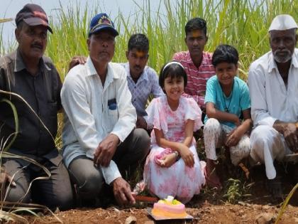 Farmers of Kolhapur celebrated by cutting cakes in the field as the monsoon rains started | वळीव पाऊस पडला, कोल्हापुरातील शेतकऱ्याने शेतामध्ये केक कापून आनंद साजरा केला