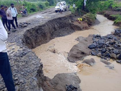 Cloudburst-like rain in the area including Aurad Shahjani; Big loss due to erosion of agriculture, roads | औराद शहाजानीसह परिसरात ढगफुटीसदृश्य पाऊस; शेती,रस्ते खरडून गेल्याने मोठे नुकसान