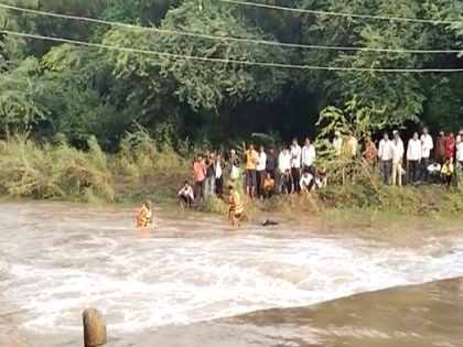 Shedel-Tupdi bridge under water due to heavy rain; Two rescued in flood, search for one | पावसाचा कहर! शेडाेळ-तुपडी पूल पाण्याखाली; पुरात वाहून गेलेले दाेघे बचावले, एकाचा शोध सुरु