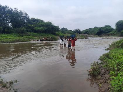 Pour excess rain on fertile soil; 7,000 hectares of land in Marathwada was washed away | सुपीक जमिनीवर अतिवृष्टीचा घाला; मराठवाड्यात ७ हजार हेक्टर जमीन गेली वाहून 