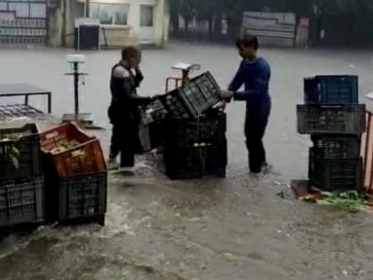 Heavy rains in Pune for 2 hours washed away vegetables in market yards; Traders suffer huge losses | पुण्यात सलग २ तासाच्या मुसळधार पावसाने मार्केटयार्डातील भाजीपाला गेला वाहून; व्यापाऱ्यांचे प्रचंड नुकसान
