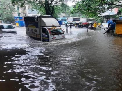 Rain slows down Mumbai; Potholes, stagnant water and constant streams | पावसाने मुंबई सुस्तावली; खड्डे, तुंबलेले पाणी आणि संततधारेने ठिकठिकाणी काेंडी