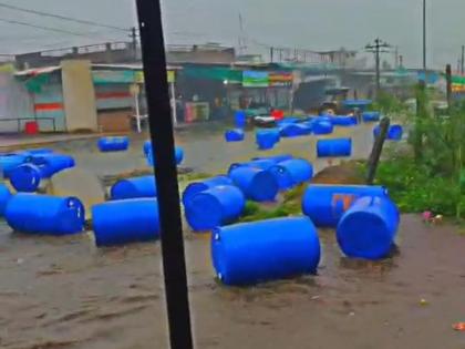 Vashim: Karanja city rains in abundance; Tanks were also washed away in the water... | Vashim: कारंजा शहरात पाऊस मनसोक्त बरसला; पाण्यात टाक्याही वाहून गेल्या...