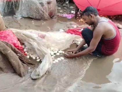 Pre-monsoon rains in Akola city; onion seller suffers huge losses | अकोला शहरात मान्सूनपूर्व पावसाची हजेरी; कांदा विक्रेत्याचे मोठे नुकसान Pre-monsoon rains in Akola city; onion seller suffers huge losses | अकोला शहरात मान्सूनपूर्व पावसाची हजेरी; कांदा विक्रेत्याचे मोठे नुकसान