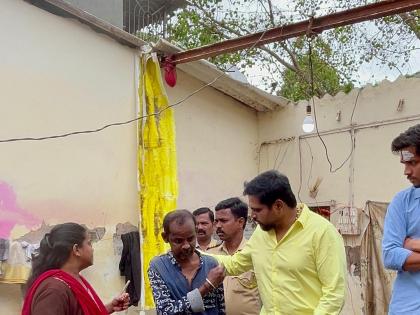 Gunjai Foundation lends a helping hand to a house that fell down due to rain | पावसामुळे पडलेल्या घरास गुंजाई फाऊंडेशनचा मदतीचा हात