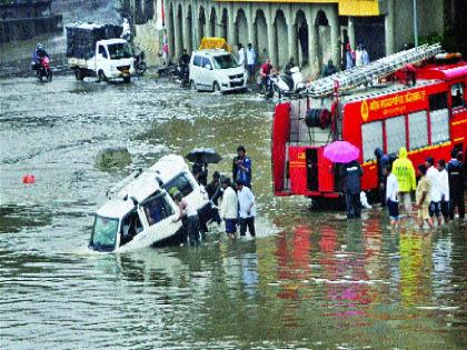 Thanekar gave help to the passengers stranded in the rain | पावसात अडकलेल्या प्रवाशांना ठाणेकरांनी पुढे केले मदतीचे हात