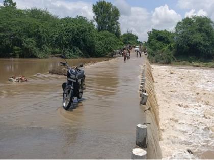 Excessive rainfall in 61 circles in Marathwada; Four died and 276 cattle were carried away in Parbhani | मराठवाड्यातील ६१ मंडळांत अतिवृष्टी; चौघांचा मृत्यू तर परभणीत २७६ गुरे वाहून गेली