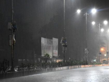 In Nagpur, no rained all day and rain all night |  नागपुरात दिवसभर उसंत, रात्री धाे-धाे बरसला