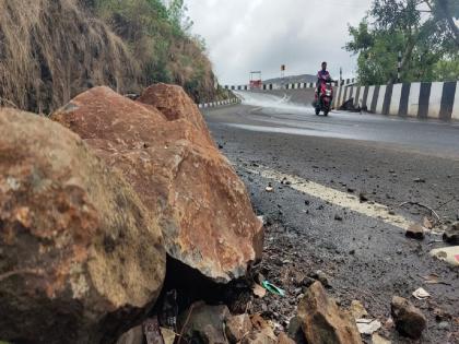 Paths and roads between mountains and valleys began to slip, Satarakars are concerned about safety | सातारकरांनो 'या' ठिकाणी जाताय? काळजी घ्या!, जाणून घ्या धोकादायक ठिकाणं