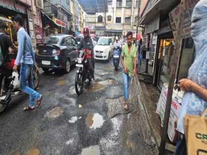Pune rain news Water-filled potholes are unpredictable; Drivers are shocked by accidents in Wanawadi | Pune rain news : पाण्याने भरलेल्या खड्ड्यांचा येईना अंदाज; वाहनचालक झाले हैराण