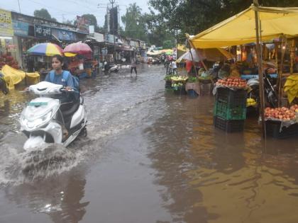 heavy rain in Sangli; Water flooded the main road | मुसळधार पावसाने सांगली तुंबली; मुख्य रस्त्यावर पाणीच पाणी, अनेक घरांत पाणी शिरले