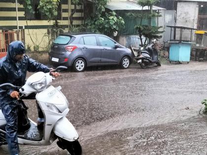 Heavy rains in Satara city, Roads were flooded | सातारा शहरात जोरदार पाऊस, नागरिकांची उडाली धांदल; गणेश मंडळाच्या भव्य-दिव्य देखाव्याचे नुकसान