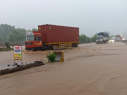 Traffic was blocked for an hour on the Pune-Bengaluru highway due to waterlogging on the road at Bhosalewadi satara district | Satara: पावसाचा धुमाकुळ; पुणे-बेंगळुरु महामार्गावर पाणी साचल्याने एक तास वाहतूक पडली बंद Traffic was blocked for an hour on the Pune-Bengaluru highway due to waterlogging on the road at Bhosalewadi satara district | Satara: पावसाचा धुमाकुळ; पुणे-बेंगळुरु महामार्गावर पाणी साचल्याने एक तास वाहतूक पडली बंद