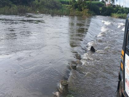 Return of rains in Satara district Roads in Maan, Khatav closed | सातारा जिल्ह्यात परतीच्या पावसाचा धुमाकूळ; माण, खटावमधील रस्ते बंद ! Return of rains in Satara district Roads in Maan, Khatav closed | सातारा जिल्ह्यात परतीच्या पावसाचा धुमाकूळ; माण, खटावमधील रस्ते बंद !