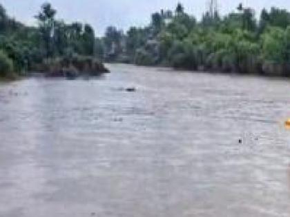 Rest in the west of Satara district, Heavy rain in the east | सातारा जिल्ह्याच्या पश्चिमेला विश्रांती; पूर्वेला धो-धो बरसला, रस्ते पाण्याखाली गेल्याने अनेक गावांचा संपर्क तुटला Rest in the west of Satara district, Heavy rain in the east | सातारा जिल्ह्याच्या पश्चिमेला विश्रांती; पूर्वेला धो-धो बरसला, रस्ते पाण्याखाली गेल्याने अनेक गावांचा संपर्क तुटला