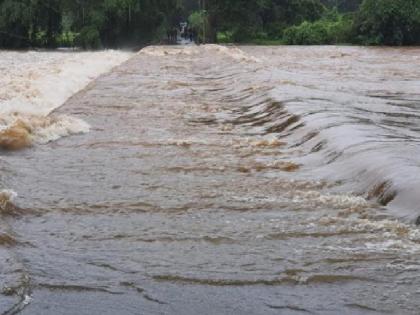 Heavy rain continues in Sindhudurg district; 63 Emigration of citizens | सिंधुदुर्ग जिल्ह्यात पावसाचा जोर कायम; ६३ नागरिकांचे स्थलांतर