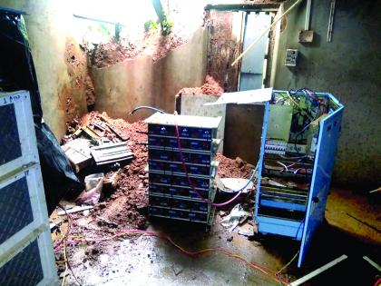 Damage to wall of telephone service center in Otwane | ओटवणेत दूरध्वनी सेवा केंद्राची भिंत कोसळून हानी