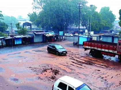 In the torrential rains, springs flow in the house, the pain of the square berdaki | मुसळधार पावसात घरात वाहतात झरे, चौकुळ बेरडकीची व्यथा