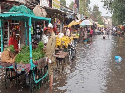 Heavy rain in Sangli, traffic disrupted | सांगलीला मुसळधार पावसाने झोडपले; शहर जलमय, मुख्य रस्त्यांवर पाणी साचल्याने वाहतूक विस्कळीत