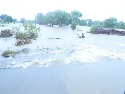 'Sri Lanka' Dhadkanal in Udgira-Borgaon again under flood in ten days, villagers stay awake at night | उदगीरातील 'श्रीलंका' धडकनाळ-बोरगावला पडला पुन्हा पुराचा वेढा, ग्रामस्थांनी रात्र जागून काढली 'Sri Lanka' Dhadkanal in Udgira-Borgaon again under flood in ten days, villagers stay awake at night | उदगीरातील 'श्रीलंका' धडकनाळ-बोरगावला पडला पुन्हा पुराचा वेढा, ग्रामस्थांनी रात्र जागून काढली